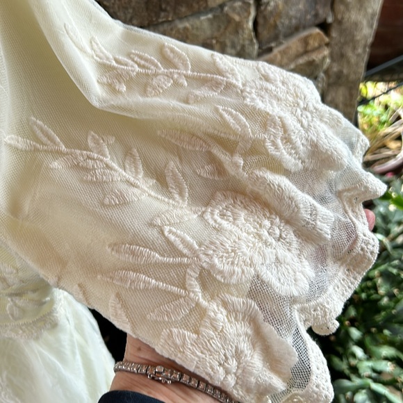 Lace Covered Lined Cream 3/4 Sleeve Above the Knee Medium Top;Perfect Condition! - Picture 10 of 16